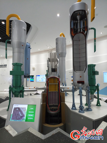 广西隆安万亩火龙果基地灯海璀璨 游客体验农文旅融合